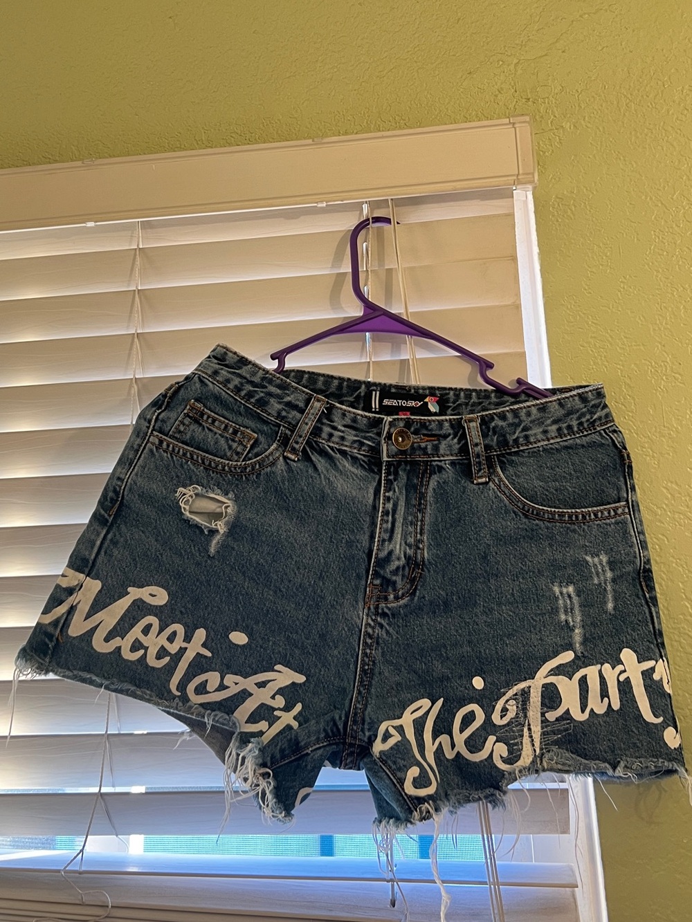 Women’s Y2K Distressed Denim Shorts – Approx. Size 25/26